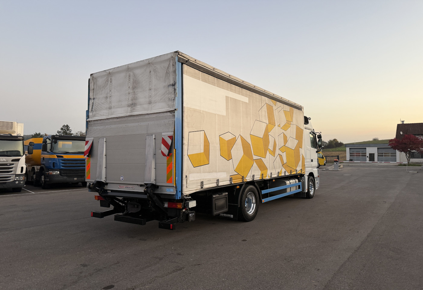 MOTO6625_2741989 vehicle image
