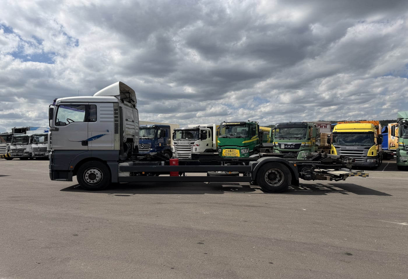 MOTO6625_2891011 vehicle image