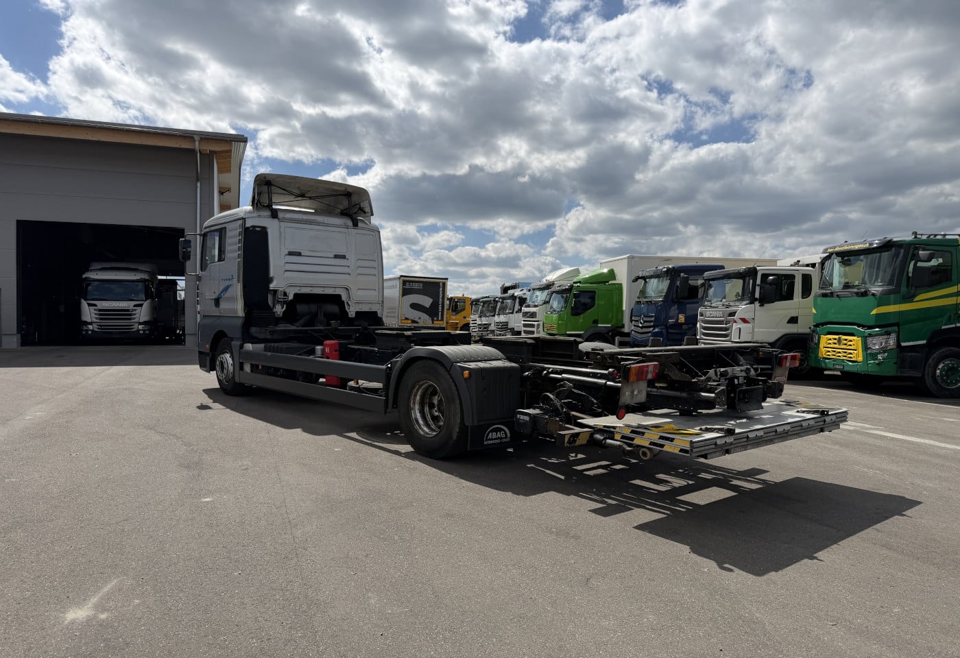 MOTO6625_2891011 vehicle image