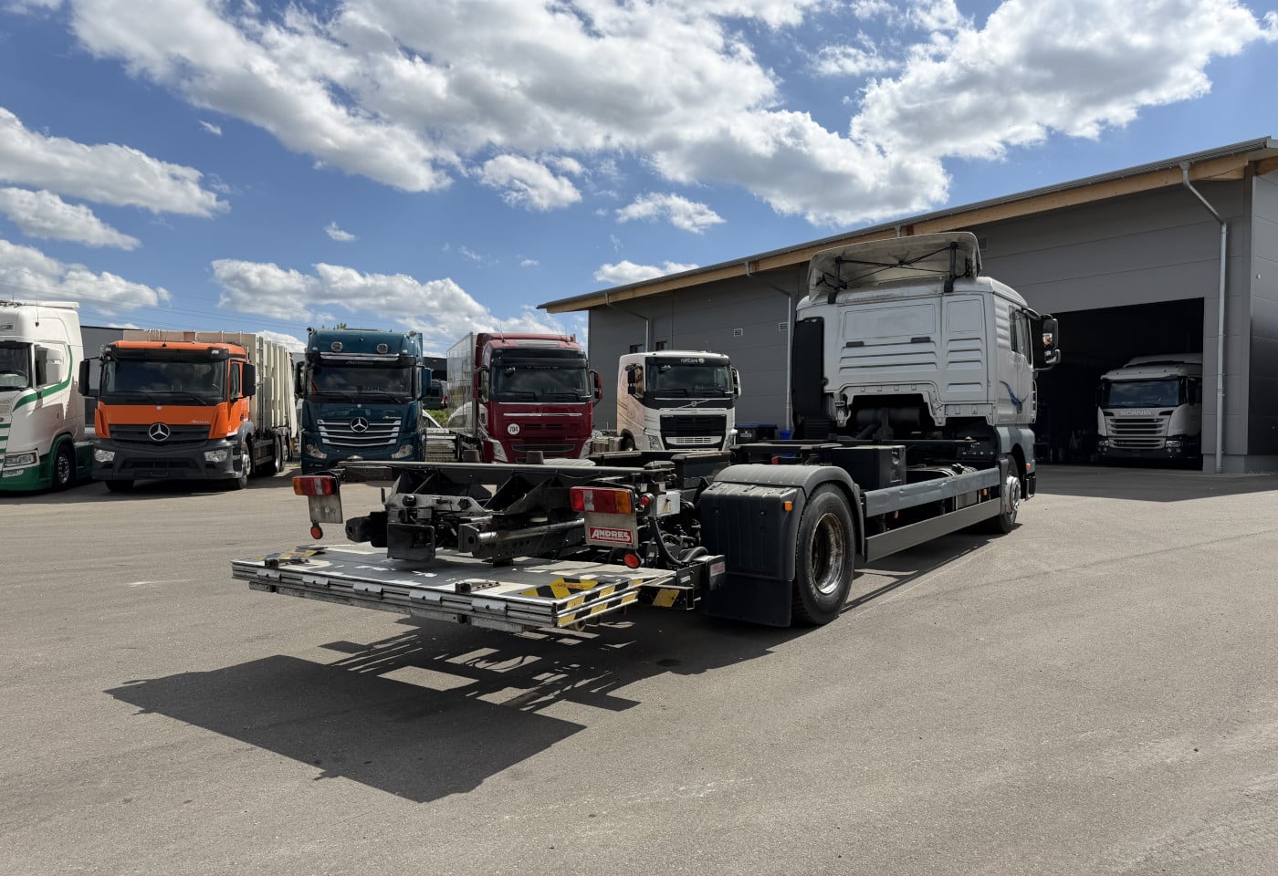 MOTO6625_2891011 vehicle image