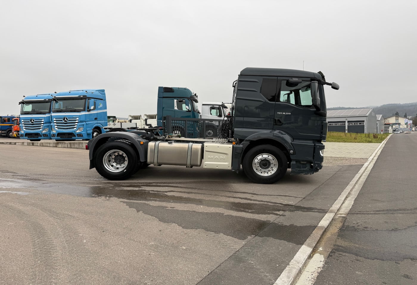 MOTO6625_2787700 vehicle image