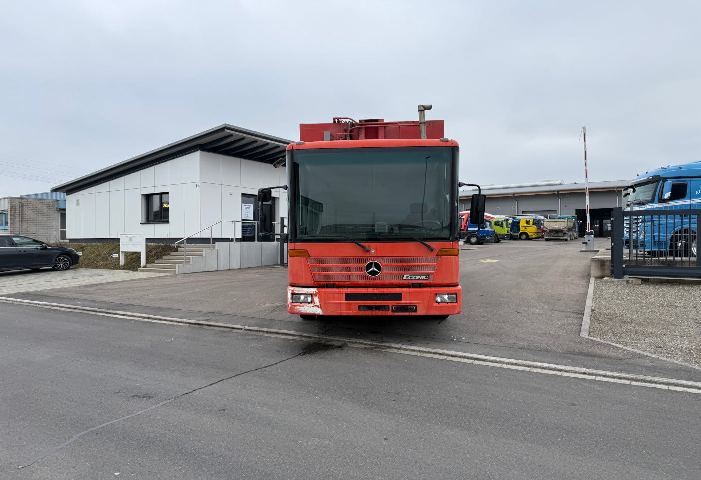 MOTO6625_2824300 vehicle image