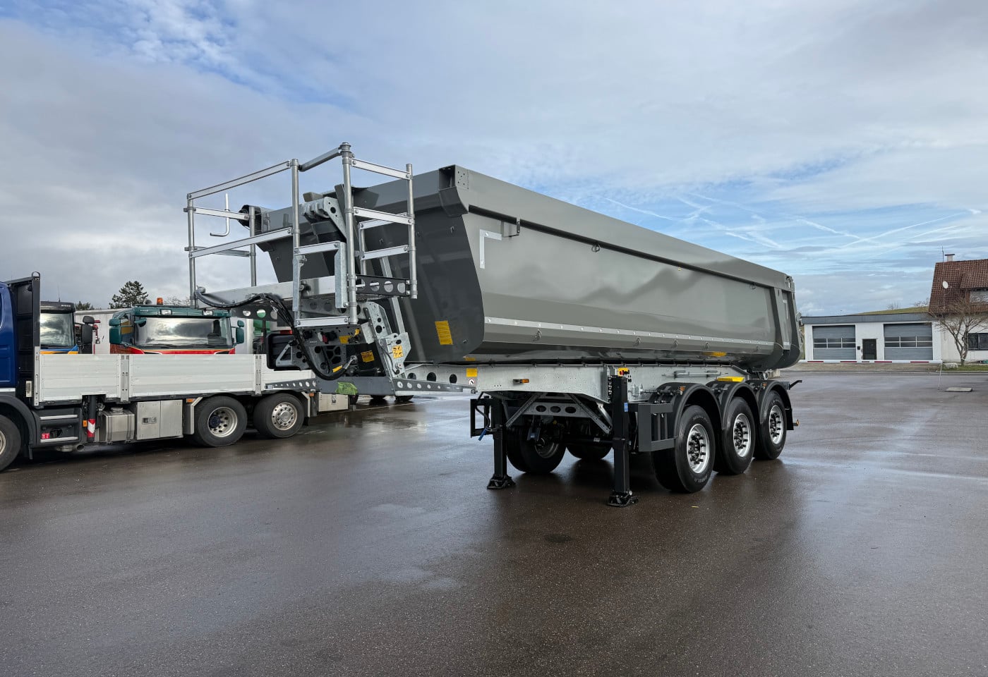 MOTO6625_2834159 vehicle image