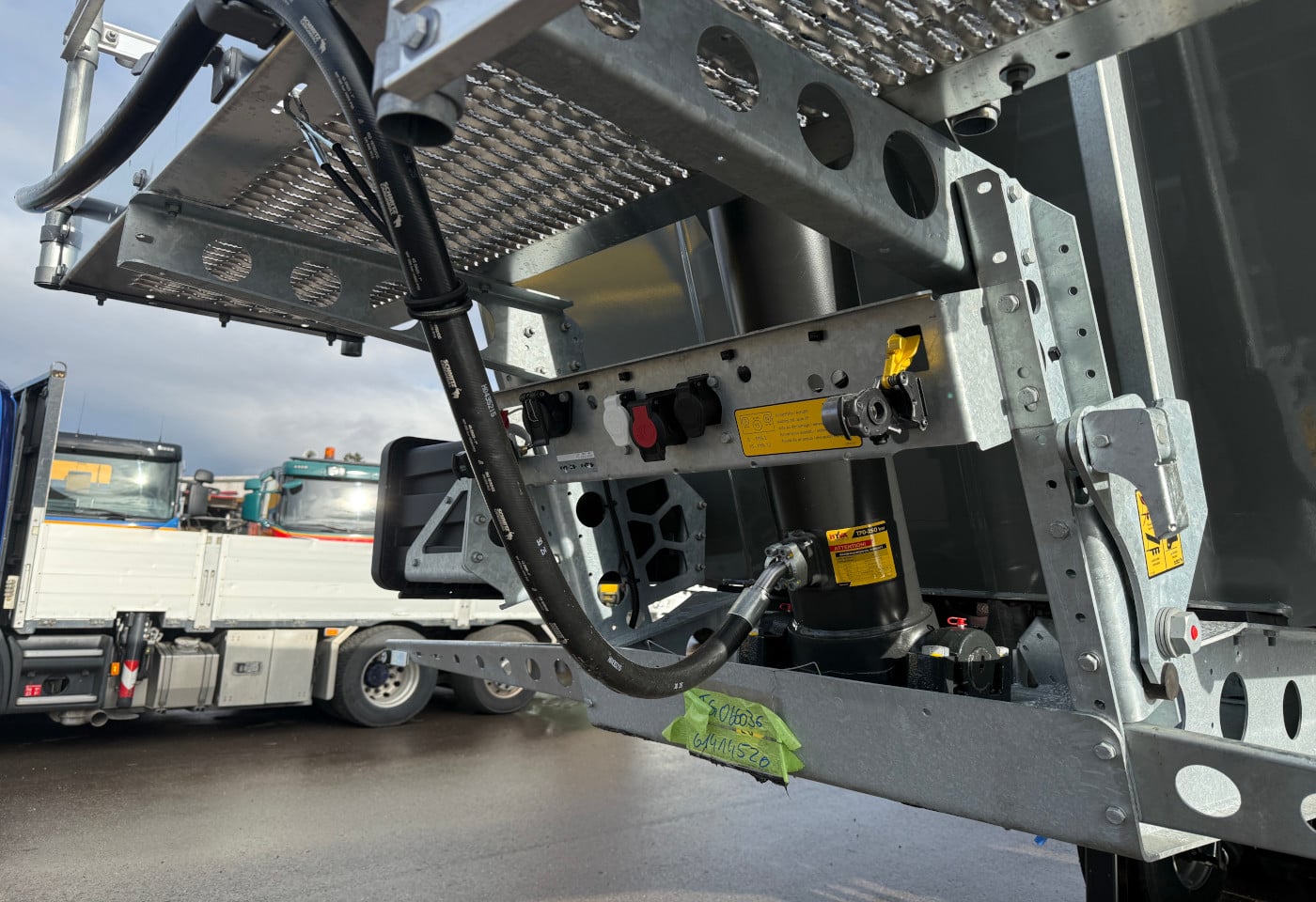 MOTO6625_2834159 vehicle image