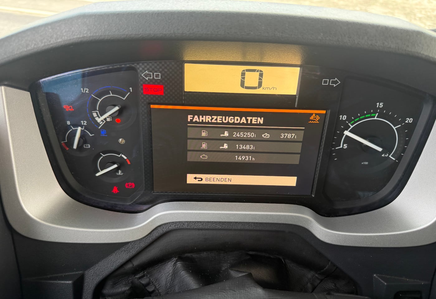 MOTO6625_2834335 vehicle image