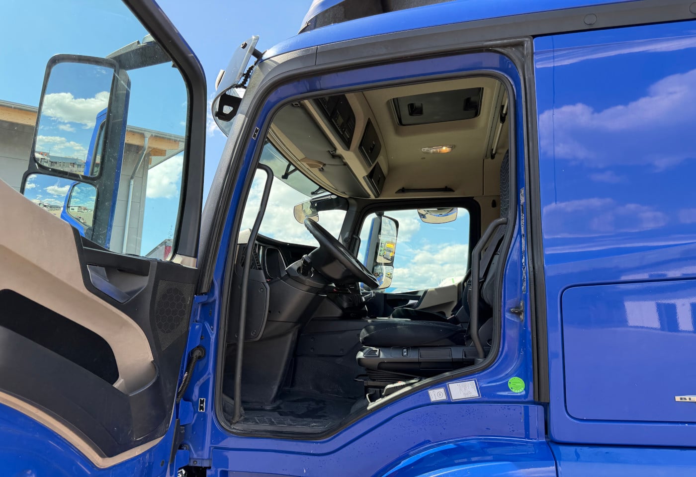 MOTO6625_2892054 vehicle image