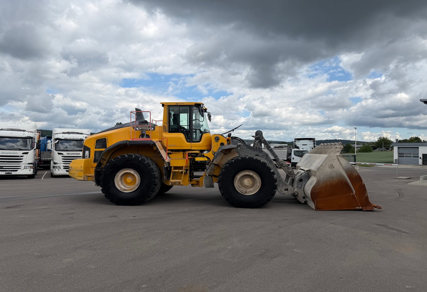 MOTO6625_2932736 vehicle image