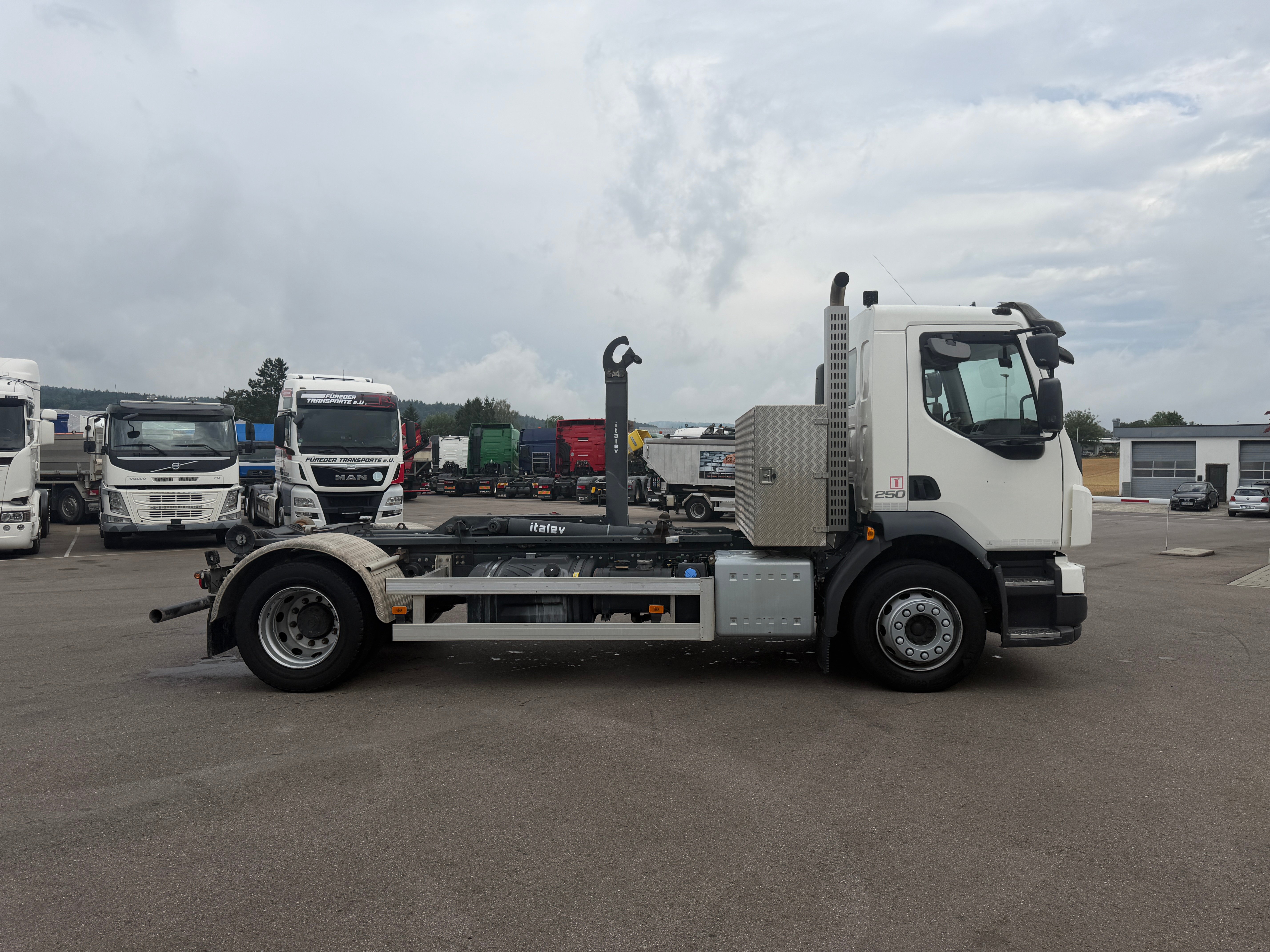MOTO6625_2958602 vehicle image