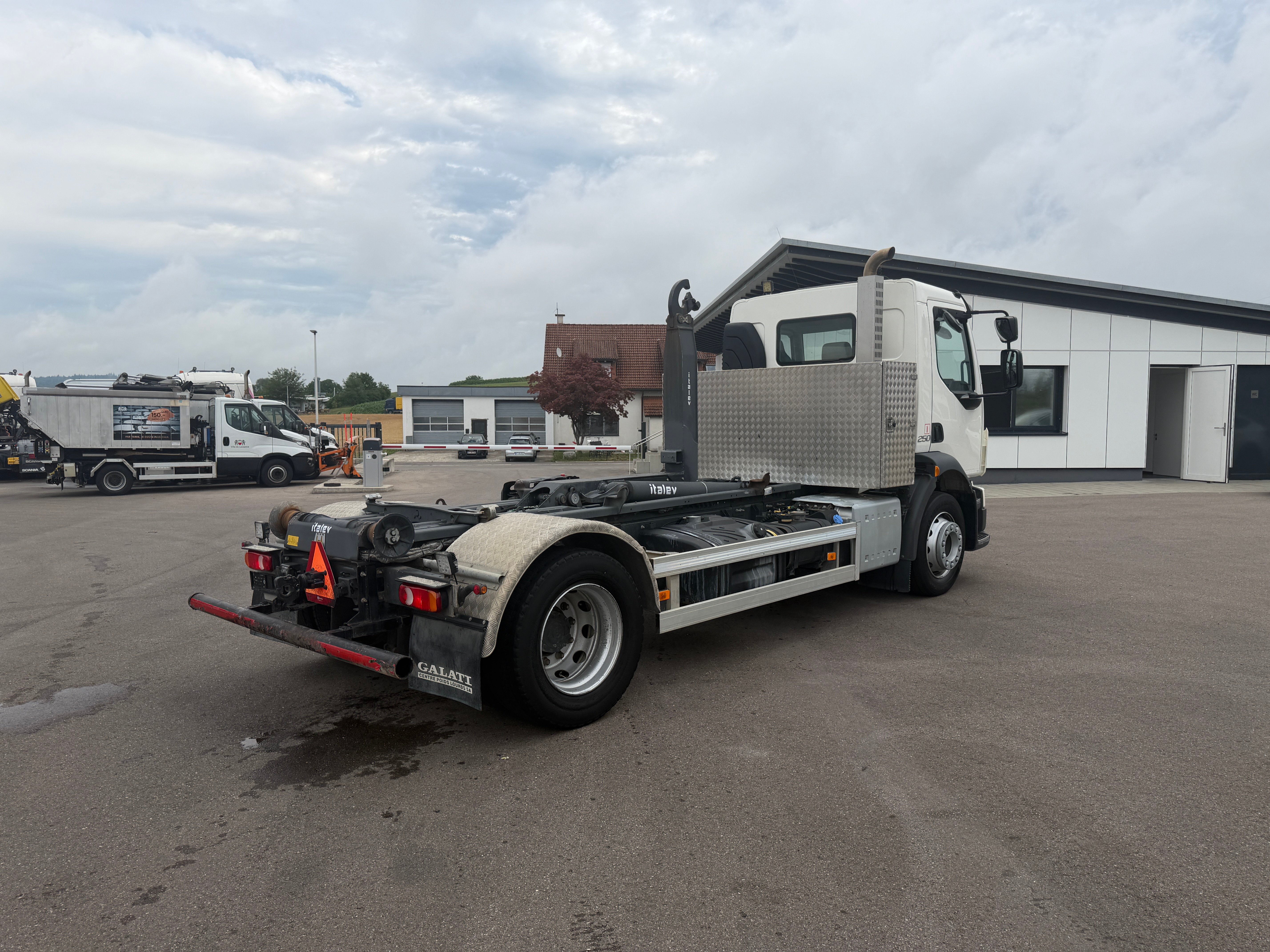 MOTO6625_2958602 vehicle image