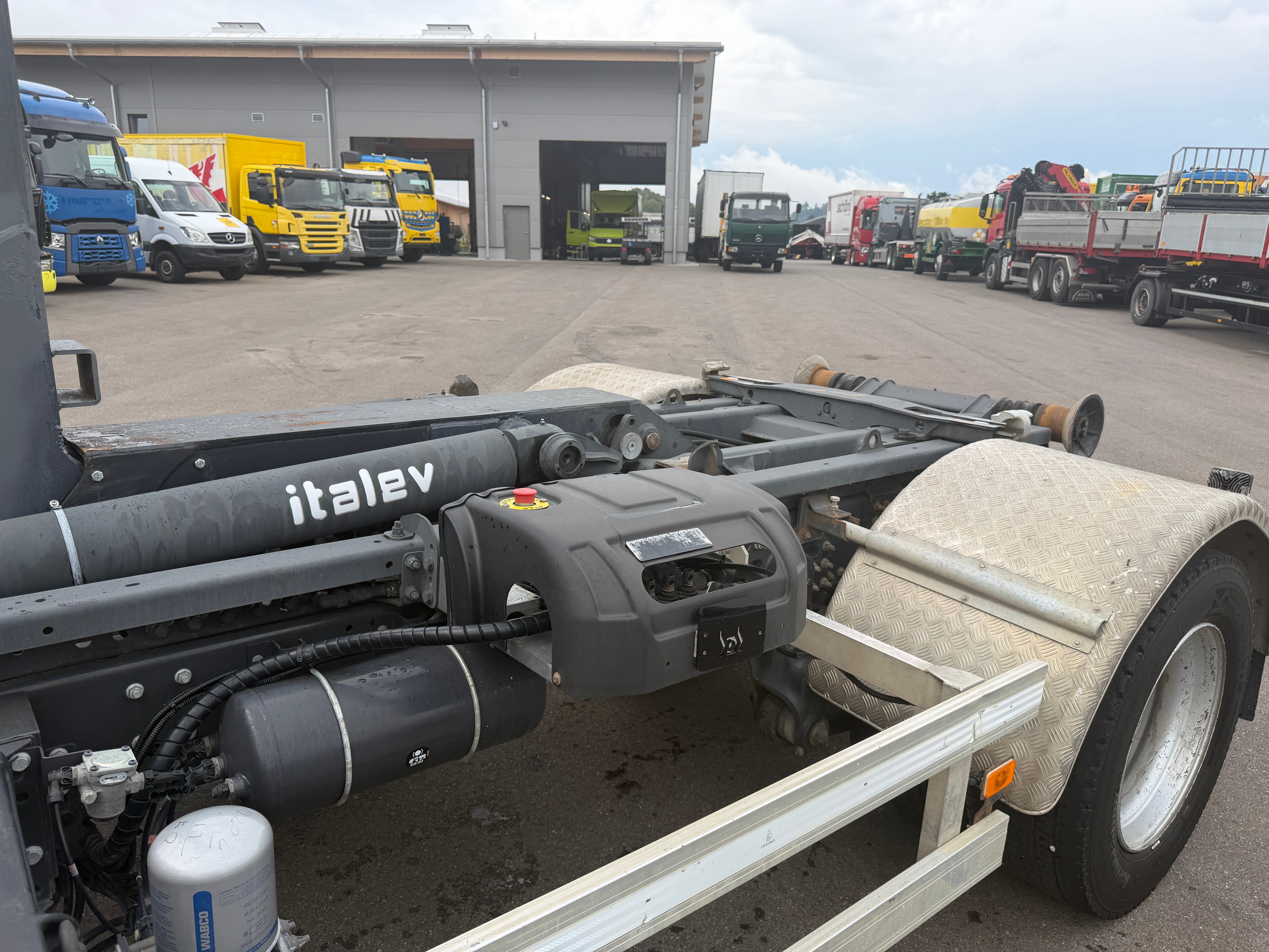 MOTO6625_2958602 vehicle image