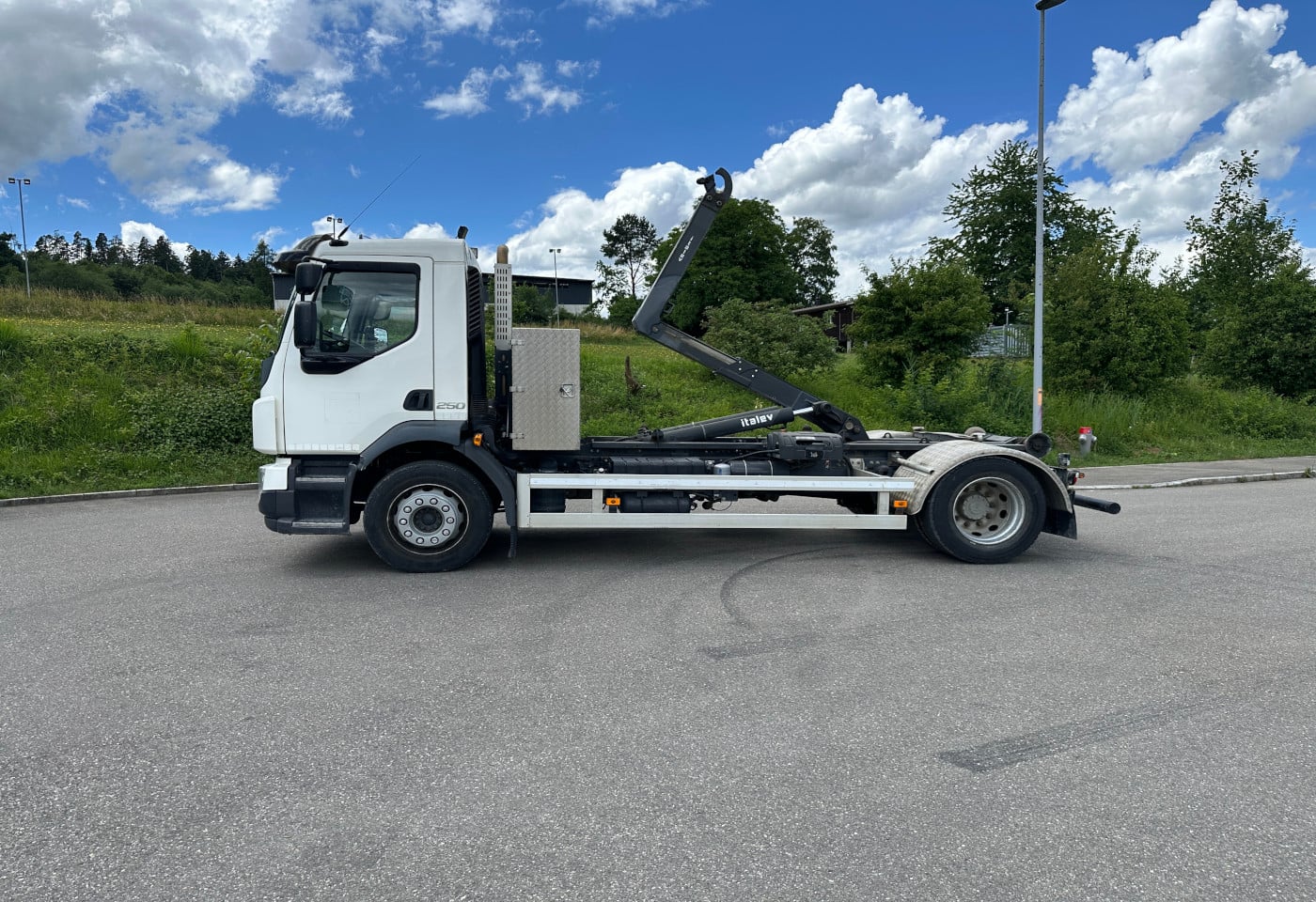 MOTO6625_2940537 vehicle image