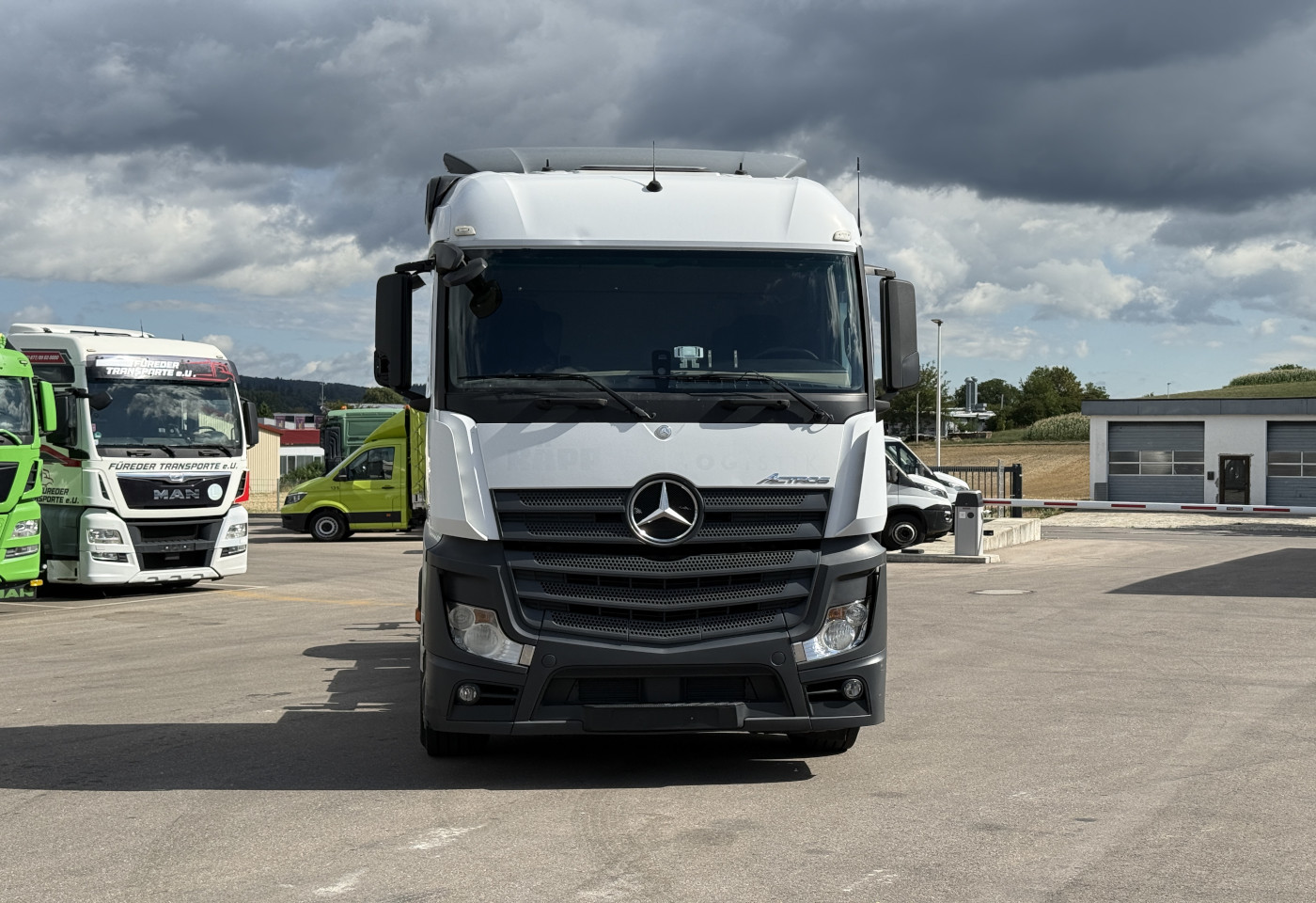 MOTO6625_2987917 vehicle image
