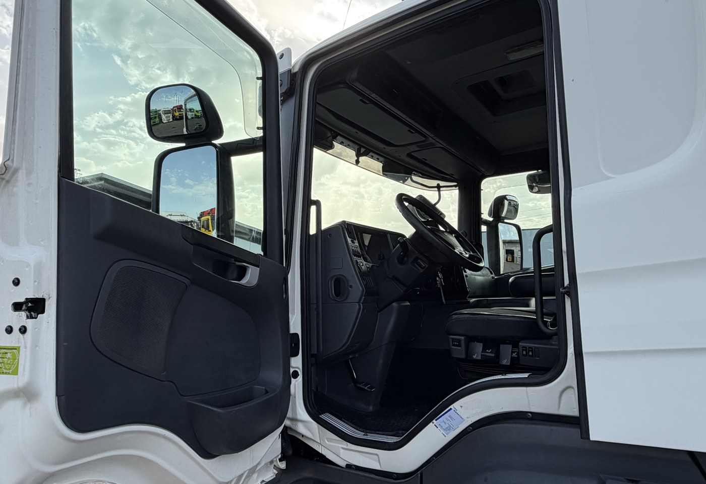 MOTO6625_3022796 vehicle image