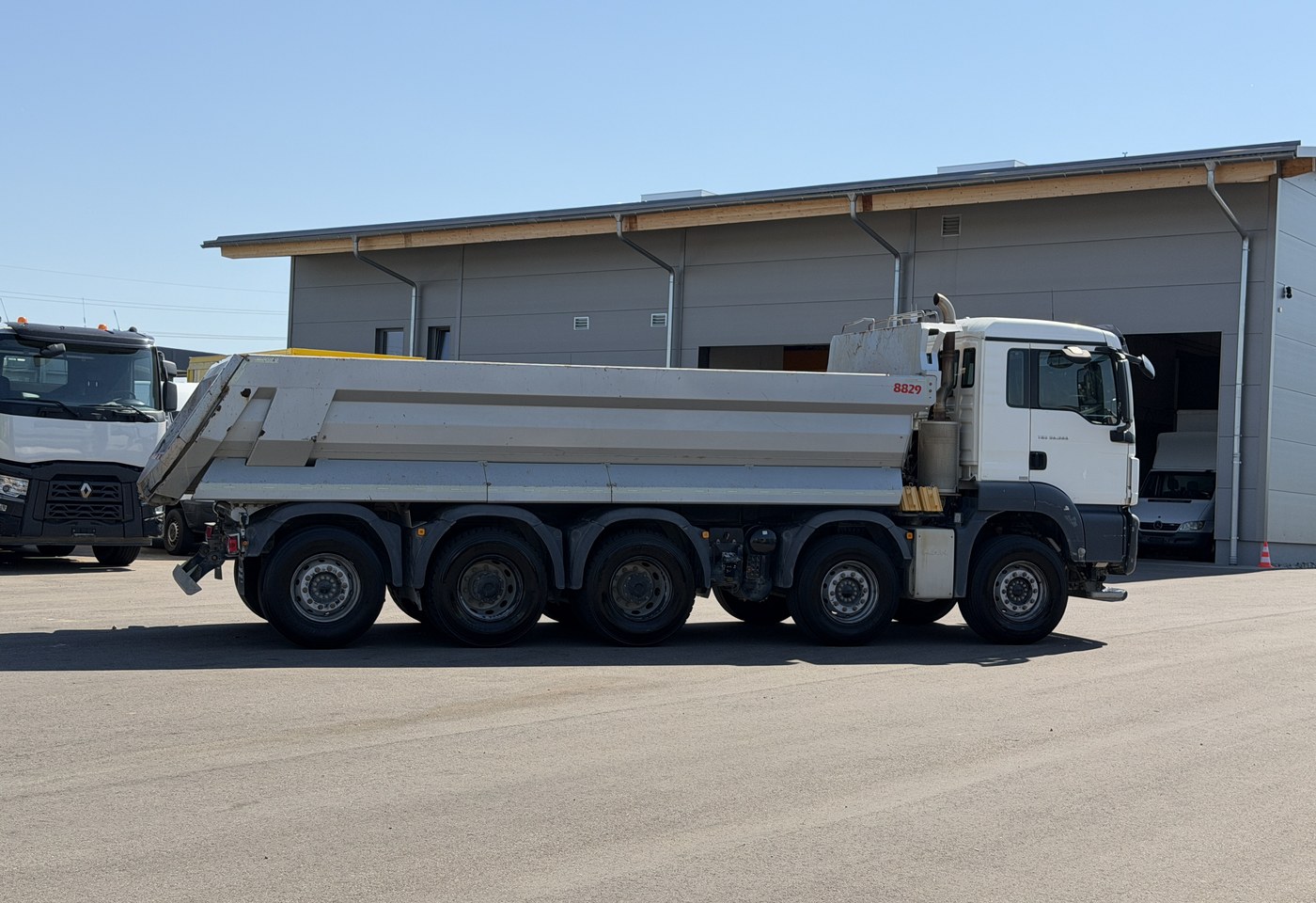 MOTO6625_3007900 vehicle image