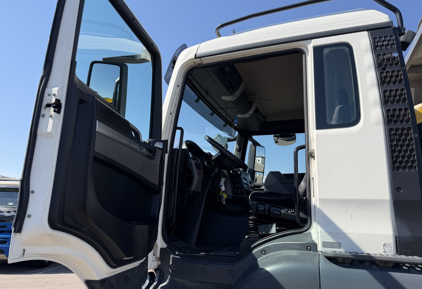 MOTO6625_3007900 vehicle image