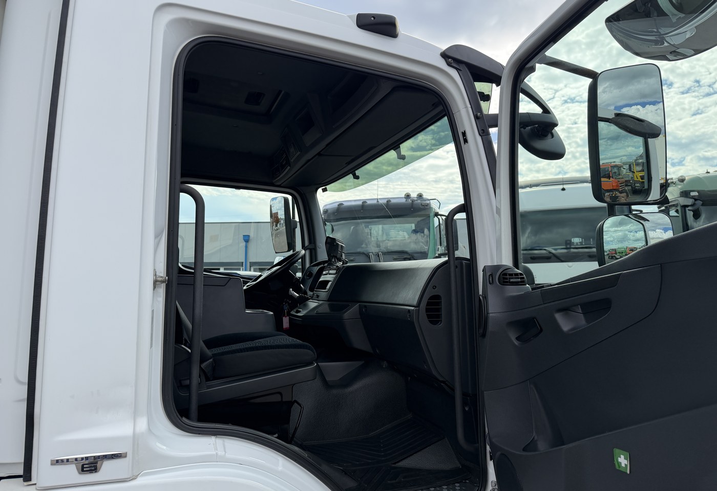 MOTO6625_3041592 vehicle image